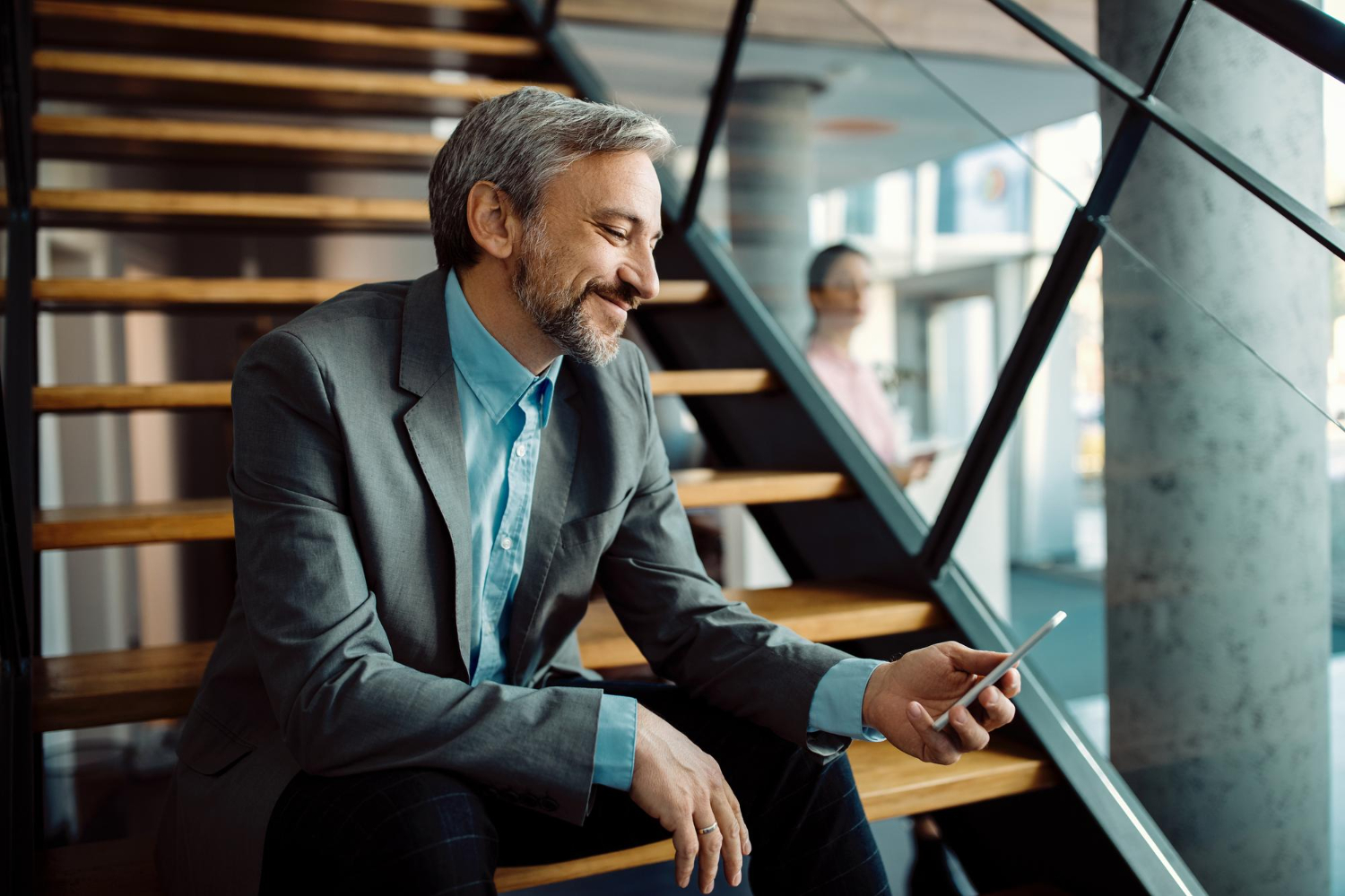 Homme qui recherche des offres d'emploi sur son smartphone